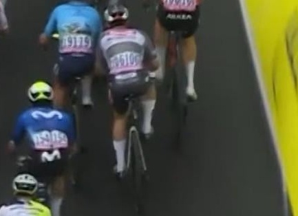 Кэвендиш попал в завал перед финишем 9