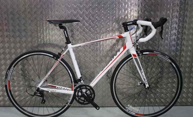 Шоссейный велосипед giant defy 3