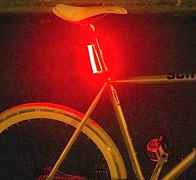 Яркий красный гибкий велосипедный фонарь