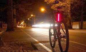 Яркий красный гибкий велосипедный фонарь