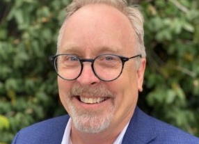 Макьюэн столкнулся с одним из организаторов этапа «Тур де Франс» после финиша